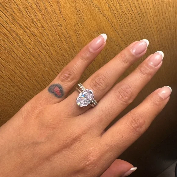 5ct Elegant Silver and LAB Moissanite Oval-Cut Ring - Picture 2 of 6